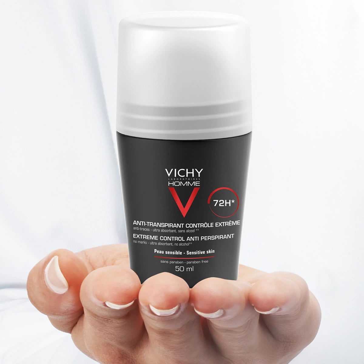 Vichy Homme desodorante antitranspirante 72H roll-on 50 ml - Envase sostenido en la mano